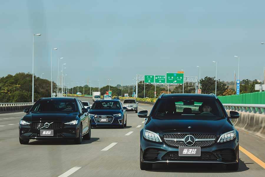 看到遠方日月潭邊的那棵大樹了嗎？左去右回，開始！