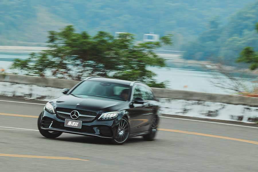 看到遠方日月潭邊的那棵大樹了嗎？左去右回，開始！