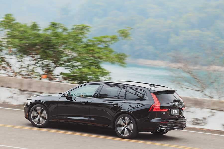 看到遠方日月潭邊的那棵大樹了嗎？左去右回，開始！