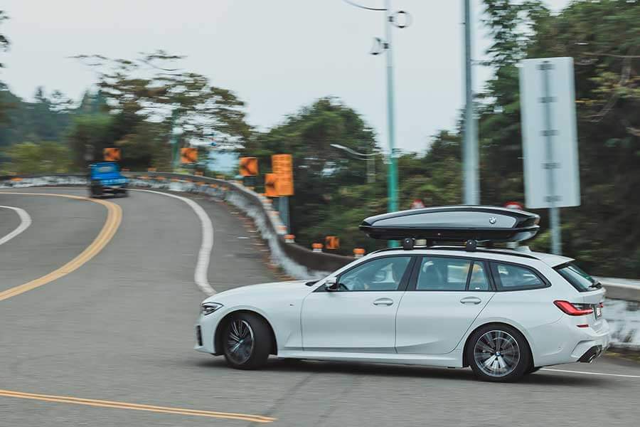 看到遠方日月潭邊的那棵大樹了嗎？左去右回，開始！