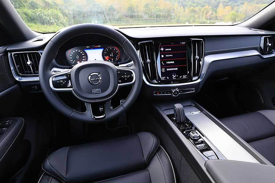 看到遠方日月潭邊的那棵大樹了嗎?左去右回,開始!