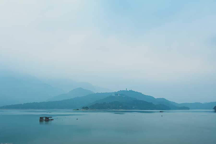 看到遠方日月潭邊的那棵大樹了嗎?左去右回,開始!