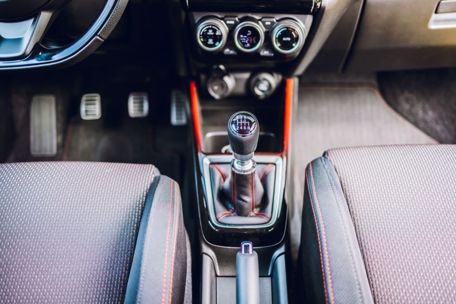 你看看它全身鮮黃套裝,一副就像那隻會發出十萬伏特寵物的主人座駕,而且真的會放電吶。