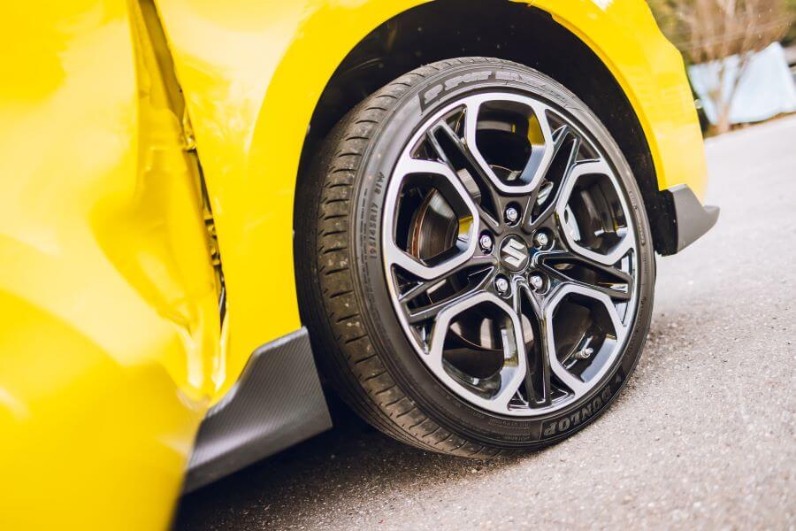 你看看它全身鮮黃套裝,一副就像那隻會發出十萬伏特寵物的主人座駕,而且真的會放電吶。