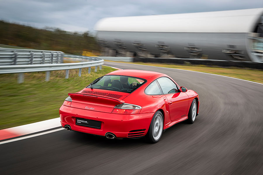 它曾是最受矚目的911,在30年後看來依舊風流倜儻。