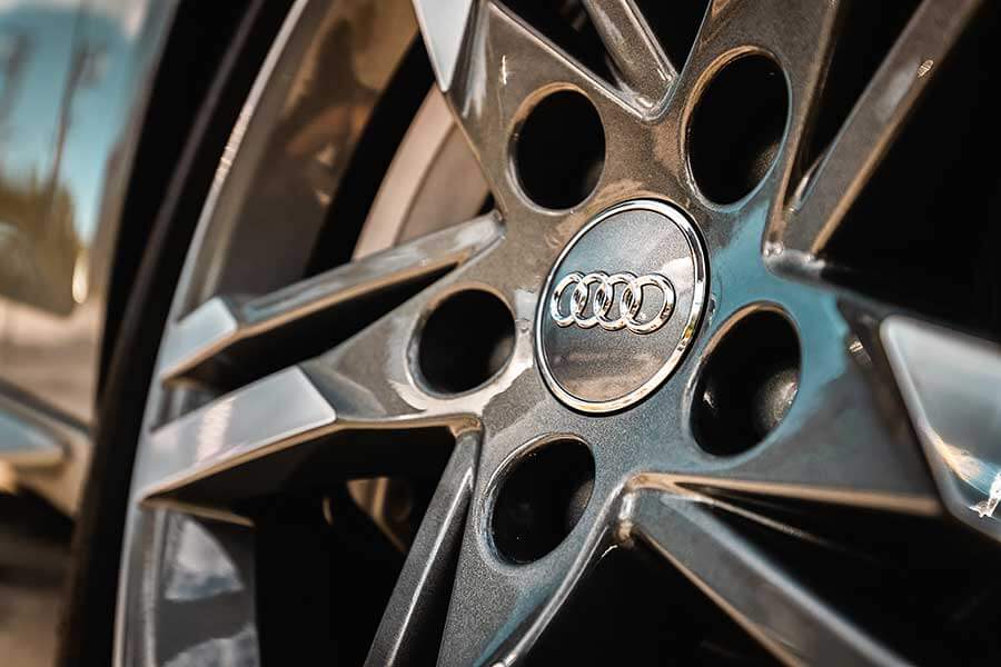 有時候，四門房車的尊貴氣質，不見得是旅行車學得來的。