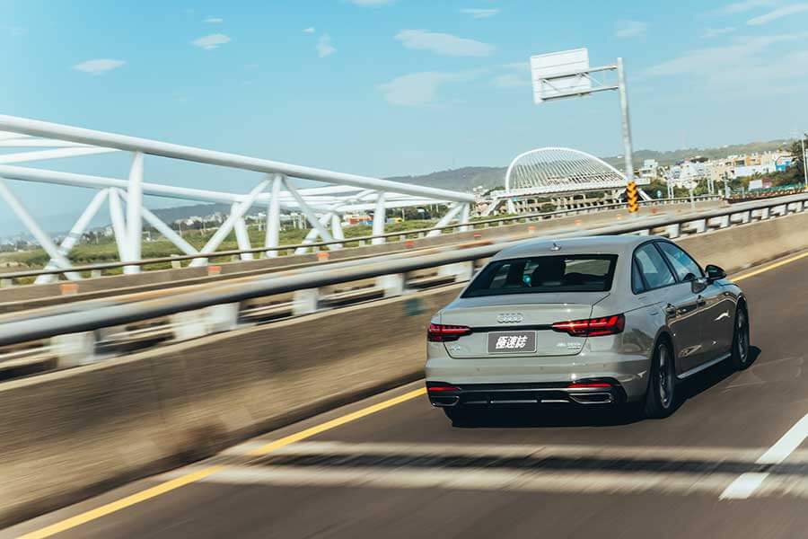 有時候，四門房車的尊貴氣質，不見得是旅行車學得來的。