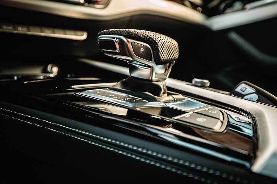 有時候，四門房車的尊貴氣質，不見得是旅行車學得來的。