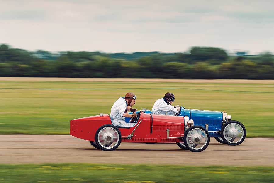 Bugatti Baby曾經是世上最絕的玩具車。相隔一個世紀後,這些玩具車現已捲土重來,而且尺寸剛好容得下成年人。發現目標,出擊!