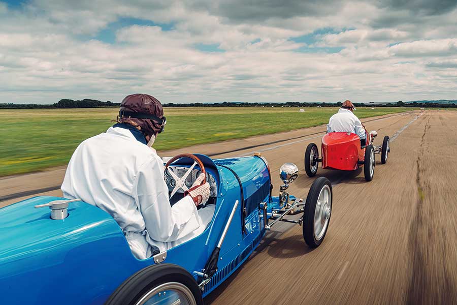 Bugatti Baby曾經是世上最絕的玩具車。相隔一個世紀後，這些玩具車現已捲土重來，而且尺寸剛好容得下成年人。發現目標，出擊！