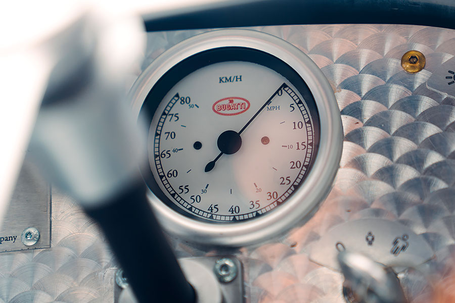 Bugatti Baby曾經是世上最絕的玩具車。相隔一個世紀後,這些玩具車現已捲土重來,而且尺寸剛好容得下成年人。發現目標,出擊!