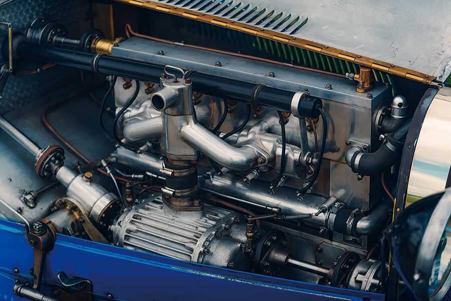 Bugatti Baby曾經是世上最絕的玩具車。相隔一個世紀後,這些玩具車現已捲土重來,而且尺寸剛好容得下成年人。發現目標,出擊!