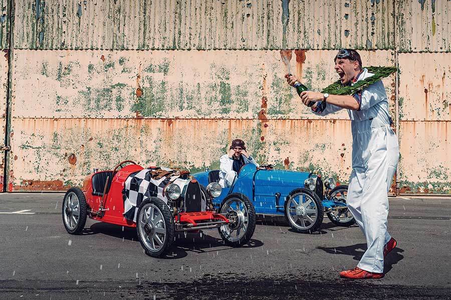 Bugatti Baby曾經是世上最絕的玩具車。相隔一個世紀後,這些玩具車現已捲土重來,而且尺寸剛好容得下成年人。發現目標,出擊!