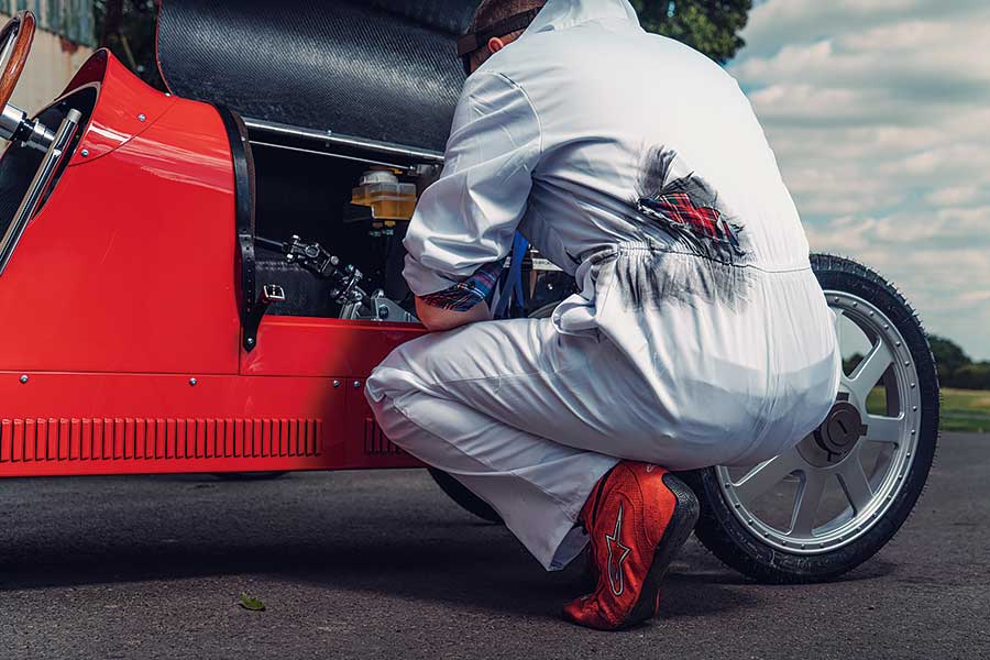 Bugatti Baby曾經是世上最絕的玩具車。相隔一個世紀後,這些玩具車現已捲土重來,而且尺寸剛好容得下成年人。發現目標,出擊!