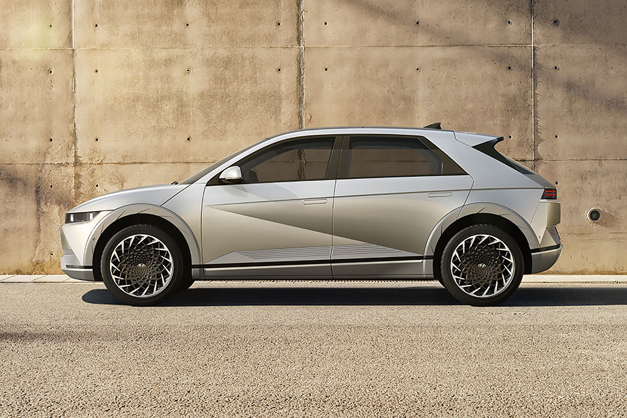 還記得2019年概念車Hyundai 45 EV Concept嗎?它現在已經換好全新名字準備量產問市了!