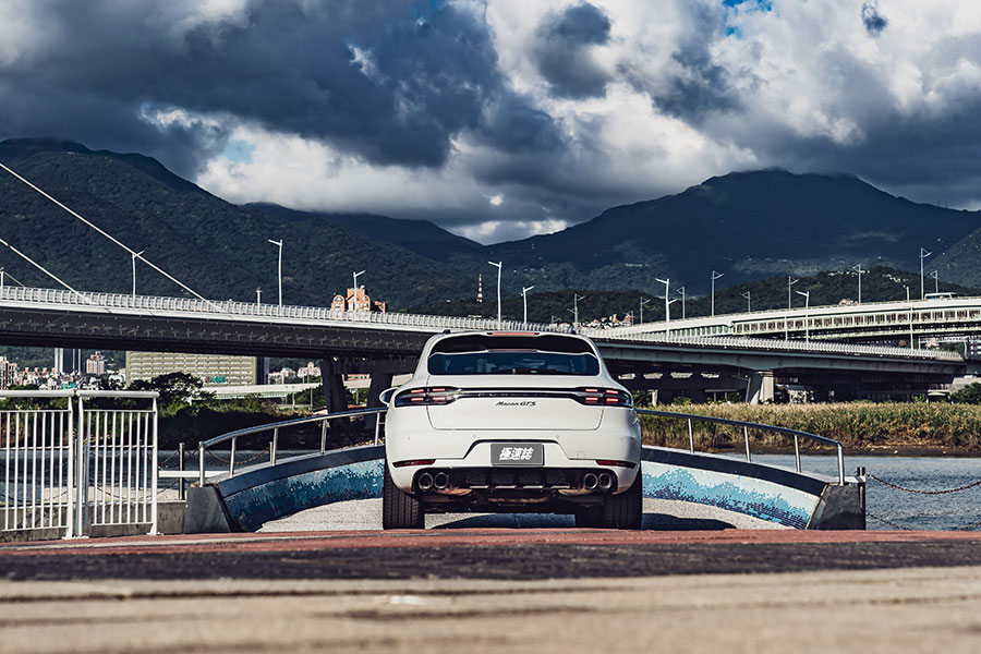 我一直都跟大家強調,掛上GTS名牌的系列,都是最該買的保時捷。