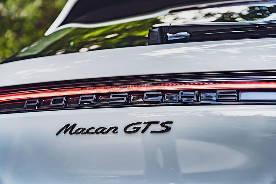 我一直都跟大家強調,掛上GTS名牌的系列,都是最該買的保時捷。