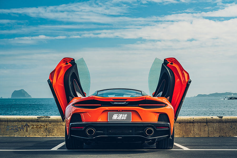 它不是麥拉倫首度嘗試的「GT」跑車,或許第一次成果不如預期,既然如此那就來第二次吧,有請New GT。