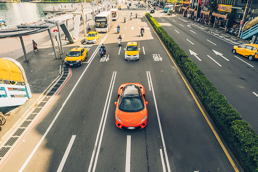 它不是麥拉倫首度嘗試的「GT」跑車,或許第一次成果不如預期,既然如此那就來第二次吧,有請New GT。