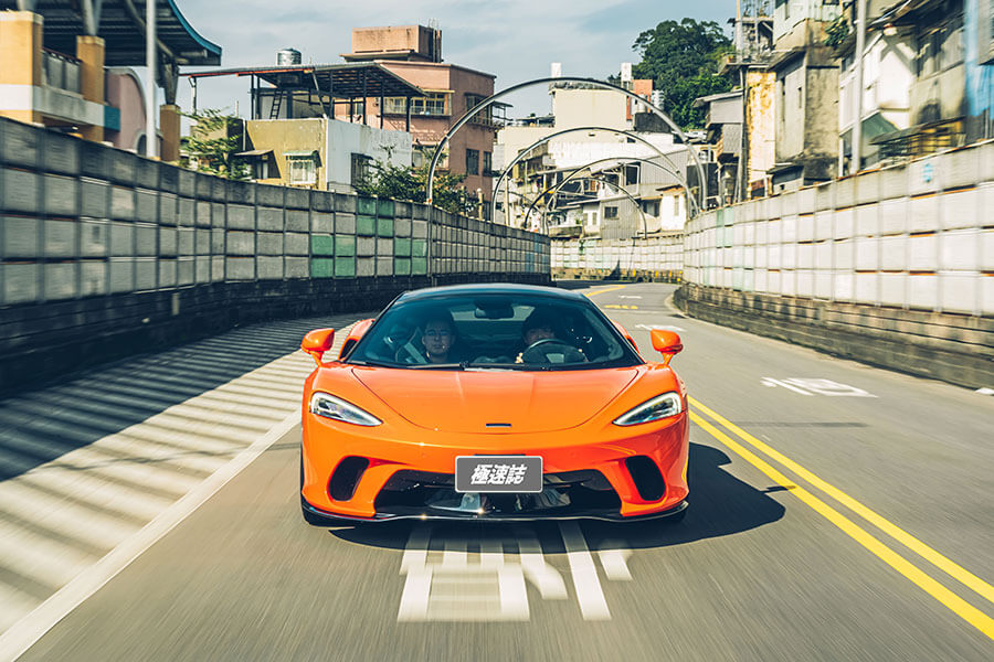 它不是麥拉倫首度嘗試的「GT」跑車,或許第一次成果不如預期,既然如此那就來第二次吧,有請New GT。