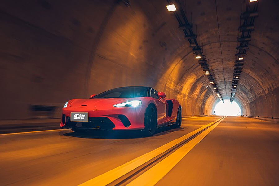 它不是麥拉倫首度嘗試的「GT」跑車,或許第一次成果不如預期,既然如此那就來第二次吧,有請New GT。