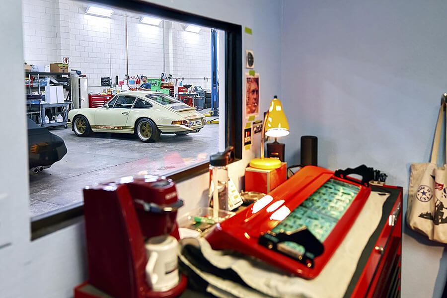 TG和Singer持續發酵的愛情故事現已暴升五個檔,也是時候登堂入室拜會他們的新廠房。