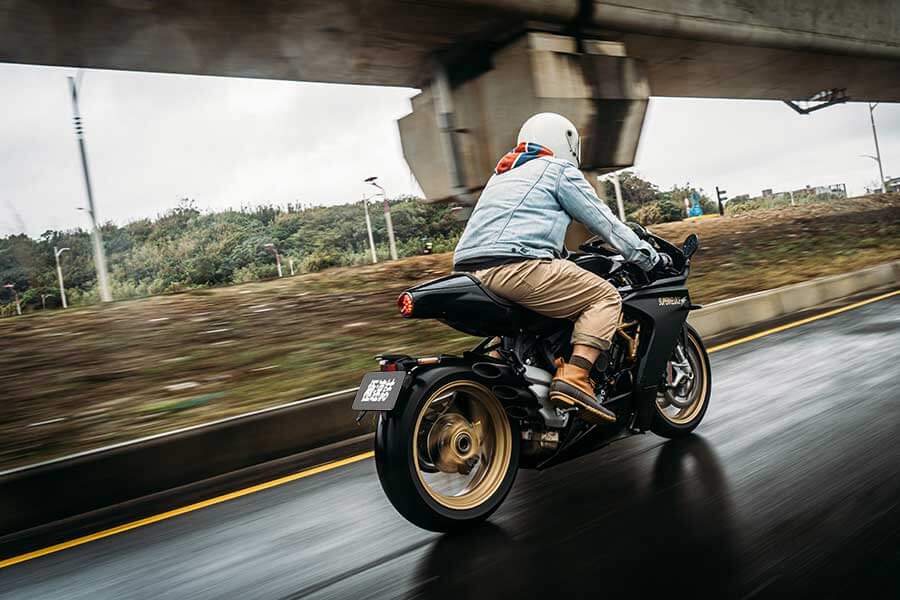 你知道嗎?當義大利人幫一部車冠上超級快的名字時,就真的無須懷疑它真的很快這件事了。