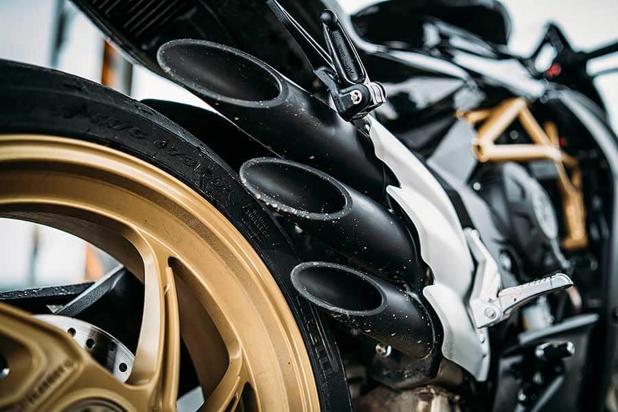 你知道嗎?當義大利人幫一部車冠上超級快的名字時,就真的無須懷疑它真的很快這件事了。