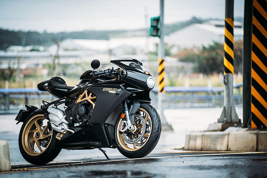 你知道嗎?當義大利人幫一部車冠上超級快的名字時,就真的無須懷疑它真的很快這件事了。