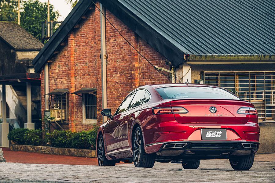 馬步扎得夠穩,功夫自然了得。