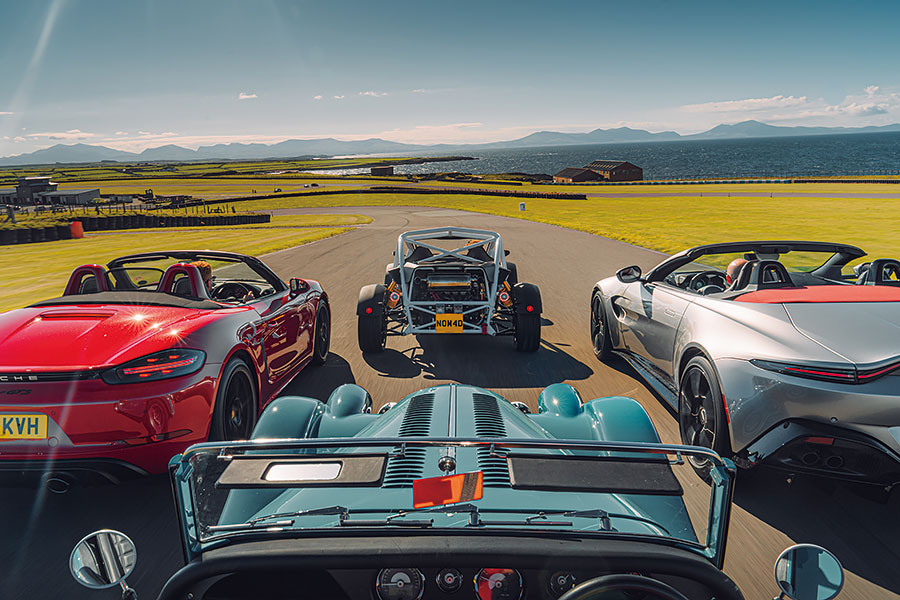 它們也許不敵威爾斯的躁狂天氣,但太陽公公既已露面,該輪到哪一部敞篷車大出風頭呢?