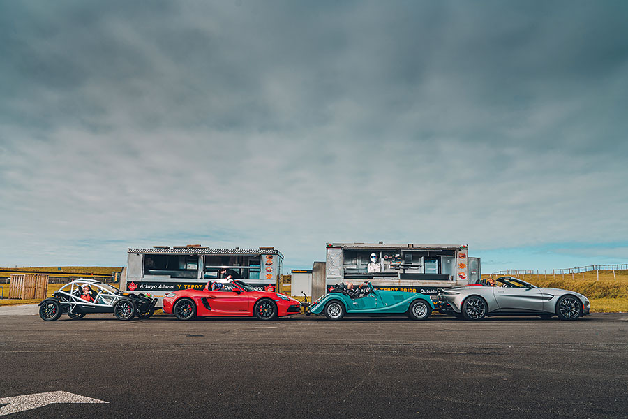 它們也許不敵威爾斯的躁狂天氣,但太陽公公既已露面,該輪到哪一部敞篷車大出風頭呢?