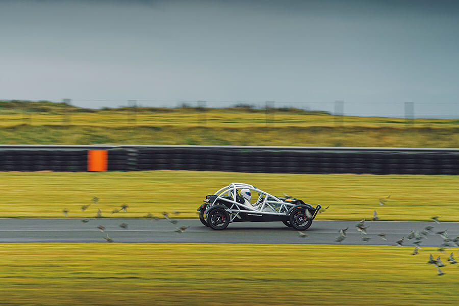 它們也許不敵威爾斯的躁狂天氣,但太陽公公既已露面,該輪到哪一部敞篷車大出風頭呢?