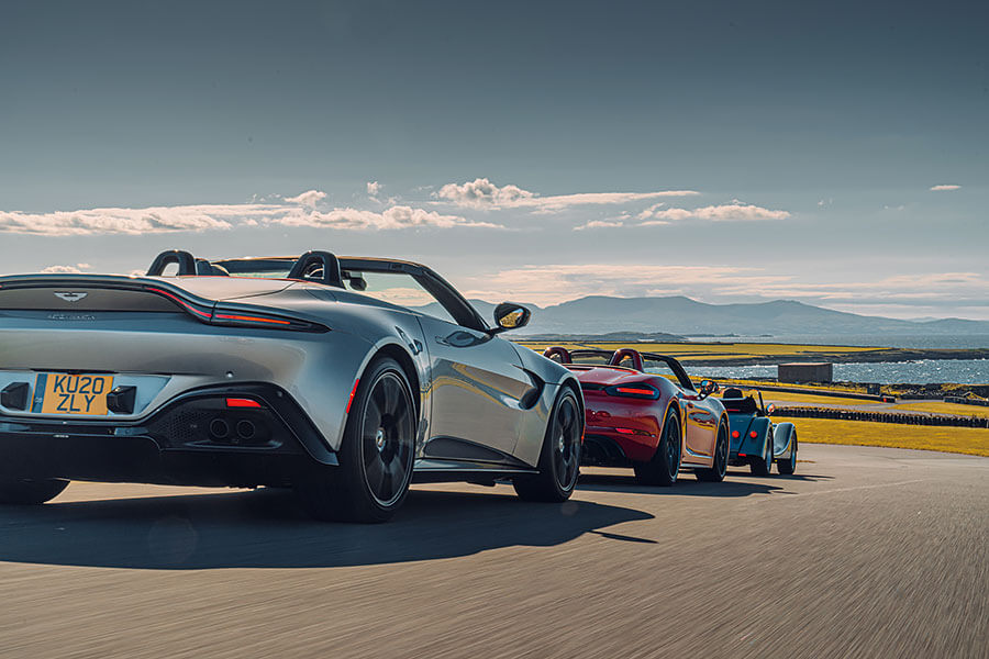 它們也許不敵威爾斯的躁狂天氣,但太陽公公既已露面,該輪到哪一部敞篷車大出風頭呢?