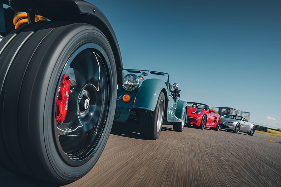 它們也許不敵威爾斯的躁狂天氣,但太陽公公既已露面,該輪到哪一部敞篷車大出風頭呢?