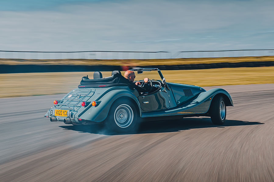 它們也許不敵威爾斯的躁狂天氣,但太陽公公既已露面,該輪到哪一部敞篷車大出風頭呢?