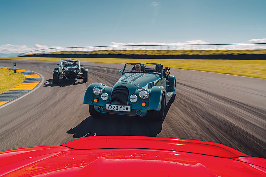 它們也許不敵威爾斯的躁狂天氣,但太陽公公既已露面,該輪到哪一部敞篷車大出風頭呢?