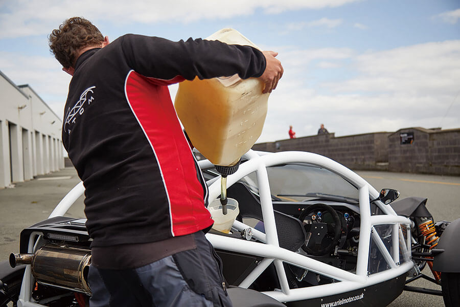 它們也許不敵威爾斯的躁狂天氣,但太陽公公既已露面,該輪到哪一部敞篷車大出風頭呢?