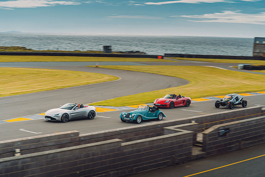 它們也許不敵威爾斯的躁狂天氣,但太陽公公既已露面,該輪到哪一部敞篷車大出風頭呢?