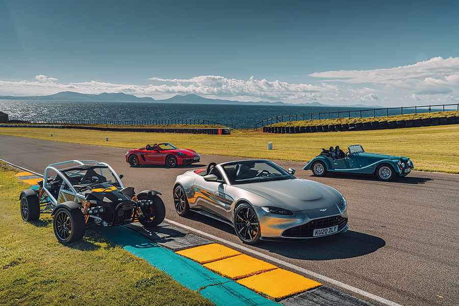 它們也許不敵威爾斯的躁狂天氣,但太陽公公既已露面,該輪到哪一部敞篷車大出風頭呢?