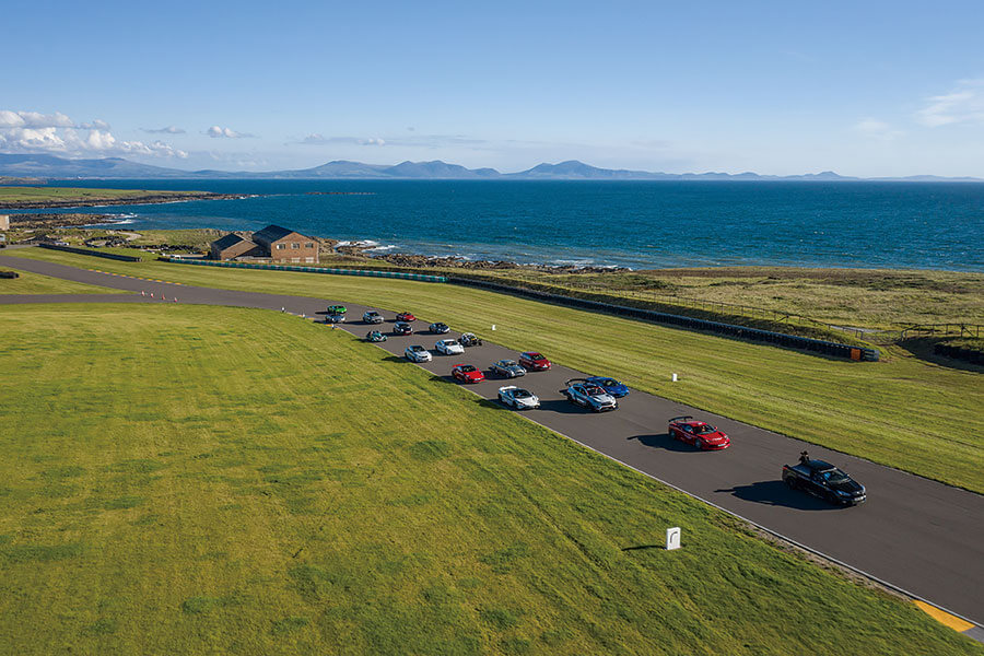 經過多番試招打了幾次甜甜圈轉和一兩場爭論後,我們終於篩選出五大高手,現在輪到Harris從中挑選出冠軍人馬。