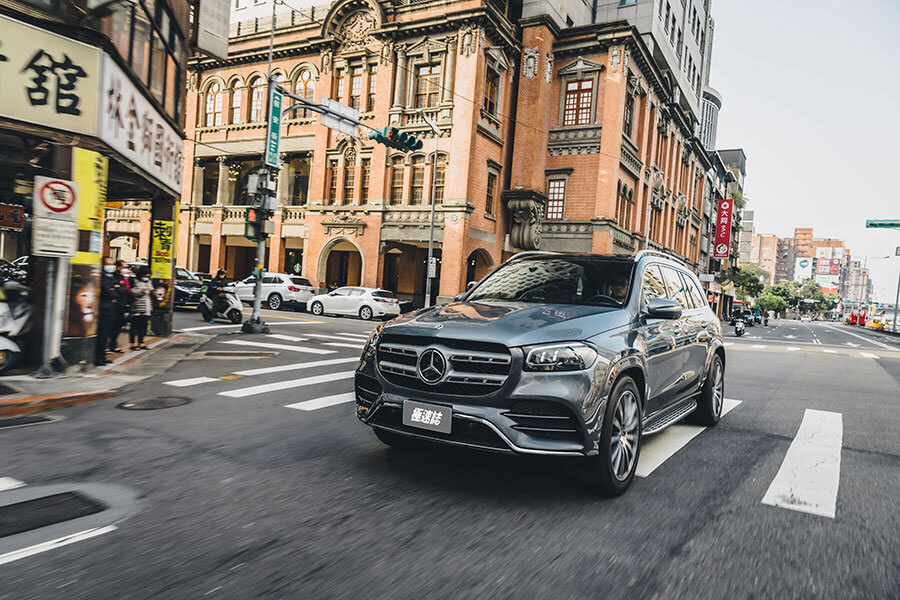 老實說GLS在台灣已經發表超過一年,前段時間倒也是顯得有些陌生,不過最近也趁著邁巴赫版本的到來而熱鬧一波。