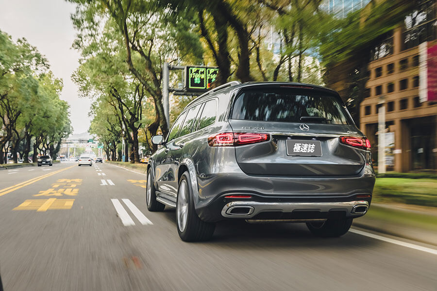 老實說GLS在台灣已經發表超過一年,前段時間倒也是顯得有些陌生,不過最近也趁著邁巴赫版本的到來而熱鬧一波。