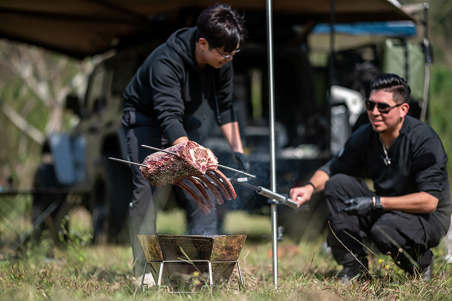 有人喜歡在家煮飯,有人喜歡鋪著墊子在草皮上野餐,也有人樂於開著深入荒野埋鍋造飯,奇怪嗎?一點也不……。