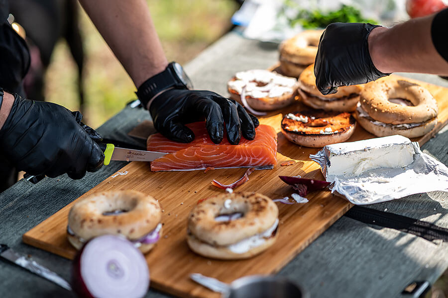 有人喜歡在家煮飯，有人喜歡鋪著墊子在草皮上野餐，也有人樂於開著深入荒野埋鍋造飯，奇怪嗎？一點也不……。