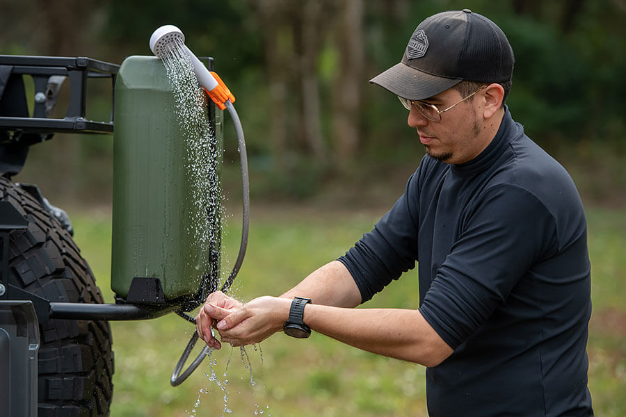 有人喜歡在家煮飯,有人喜歡鋪著墊子在草皮上野餐,也有人樂於開著深入荒野埋鍋造飯,奇怪嗎?一點也不……。