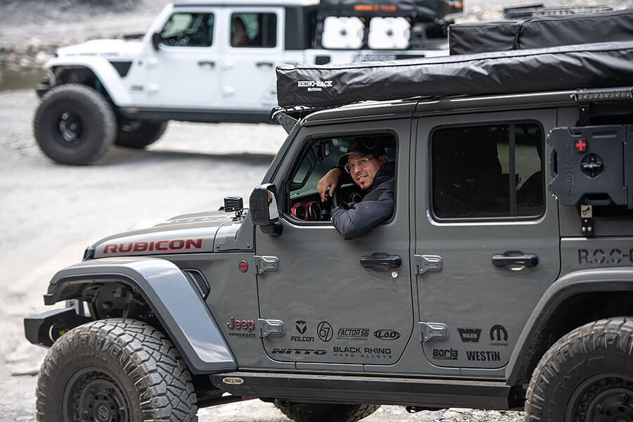 有人喜歡在家煮飯，有人喜歡鋪著墊子在草皮上野餐，也有人樂於開著深入荒野埋鍋造飯，奇怪嗎？一點也不……。