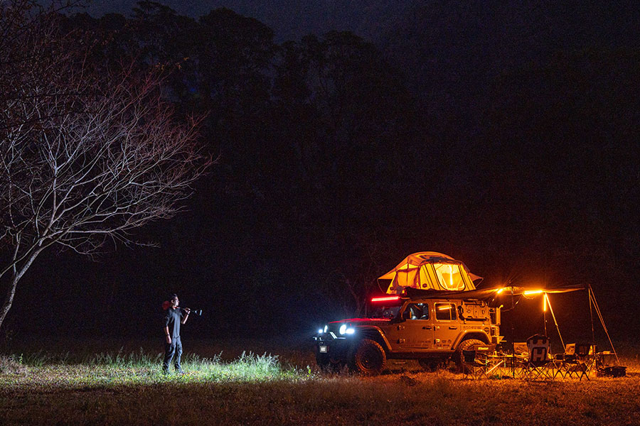 有人喜歡在家煮飯，有人喜歡鋪著墊子在草皮上野餐，也有人樂於開著深入荒野埋鍋造飯，奇怪嗎？一點也不……。
