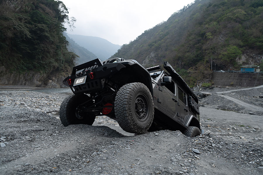 有人喜歡在家煮飯，有人喜歡鋪著墊子在草皮上野餐，也有人樂於開著深入荒野埋鍋造飯，奇怪嗎？一點也不……。