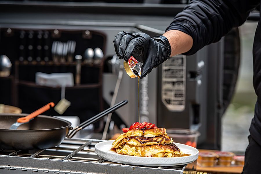 有人喜歡在家煮飯，有人喜歡鋪著墊子在草皮上野餐，也有人樂於開著深入荒野埋鍋造飯，奇怪嗎？一點也不……。